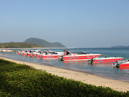 Take a speedboat from Rawai beach for the day