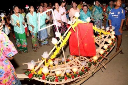 Chao Nam (Sea Gypsy) Setting Adrift Boats Ceremony