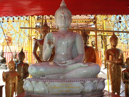 Thot Pha Pa Klang Nam ceremony Prasae River